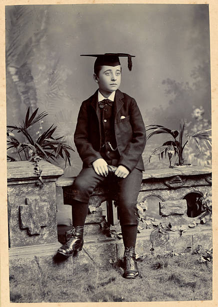 victorian niño en edad escolar vintage fotografía - poses para fotos de graduación fotografías e imágenes de stock