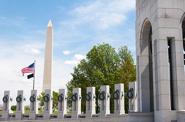 pomnik ii wojny światowej oraz pomnik waszyngtona - washington dc monument sky cloudscape zdjęcia i obrazy z banku zdjęć