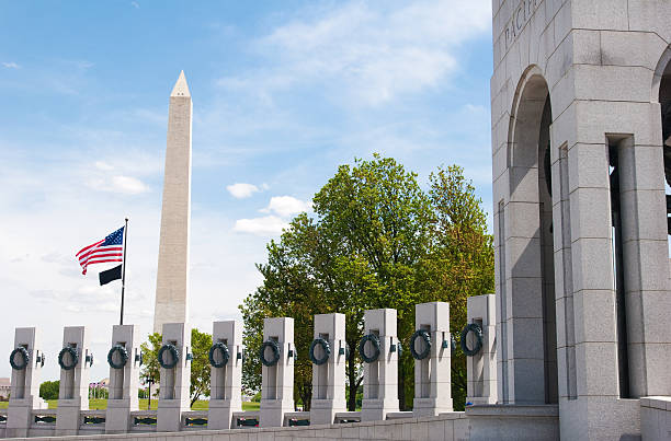 мемориал второй мировой войны и памятник вашингтона - washington dc monument sky cloudscape стоковые фото и изображения