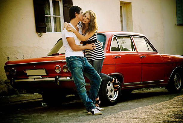 giovane coppia felice con la vecchia auto - car men sensuality couple foto e immagini stock