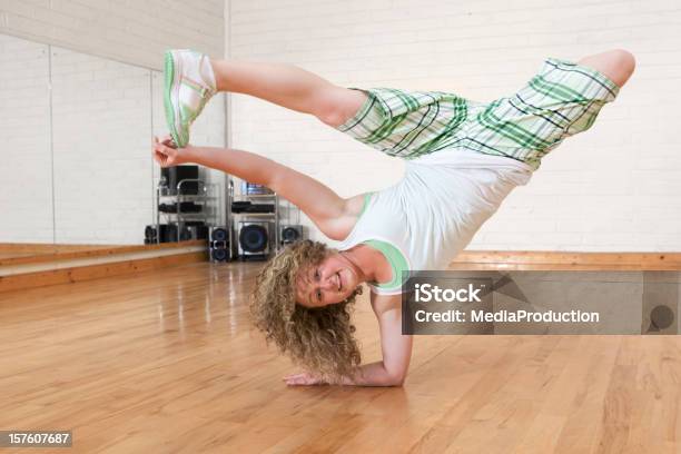 Photo libre de droit de Espace Modulable banque d'images et plus d'images libres de droit de Breakdance - Breakdance, Femmes, Prise de vue en studio