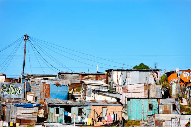 tubo corrugado shacks em khayelitsha, cidade do cabo - poor area imagens e fotografias de stock