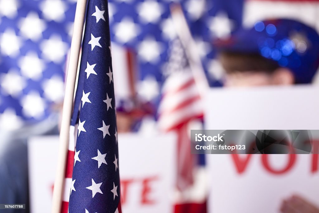 Campaña política estadounidense con votación de señales. Banderas de los Estados Unidos. - Foto de stock de Agarrar libre de derechos