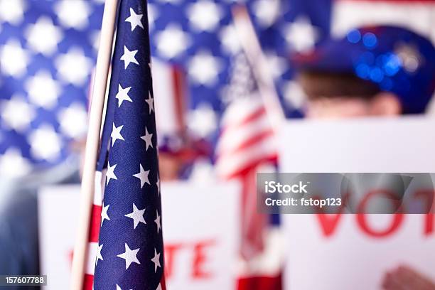 Campaña Política Estadounidense Con Votación De Señales Banderas De Los Estados Unidos Foto de stock y más banco de imágenes de Agarrar