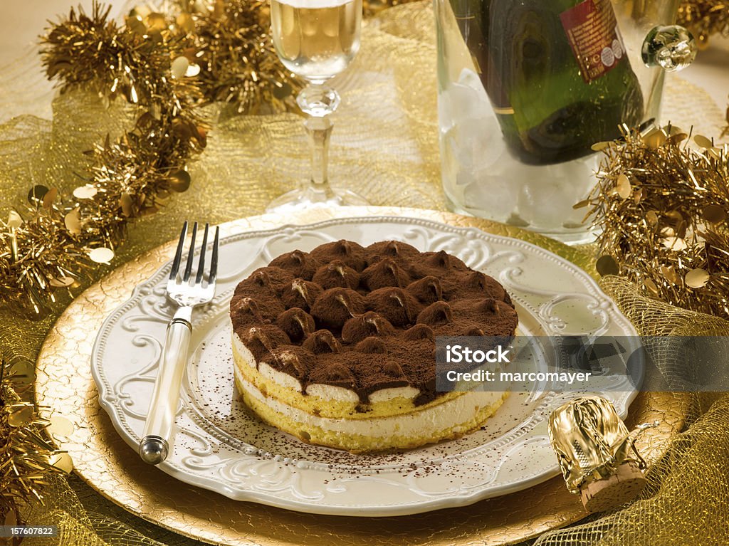 El tiramisú over golden mesa - Foto de stock de Alimento libre de derechos