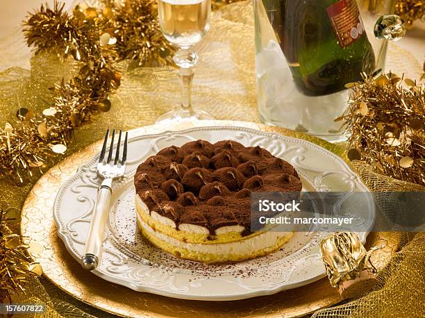 Foto de Tiramisu Sobre Golden Mesa e mais fotos de stock de Alimentação Não-saudável - Alimentação Não-saudável, Assar, Biscoito