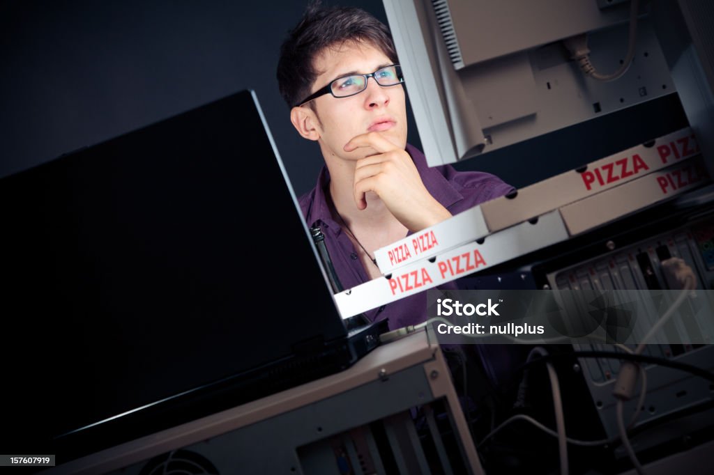 지출 그릐 젊은 남자 밤 컴퓨터 - 로열티 프리 20-29세 스톡 사진