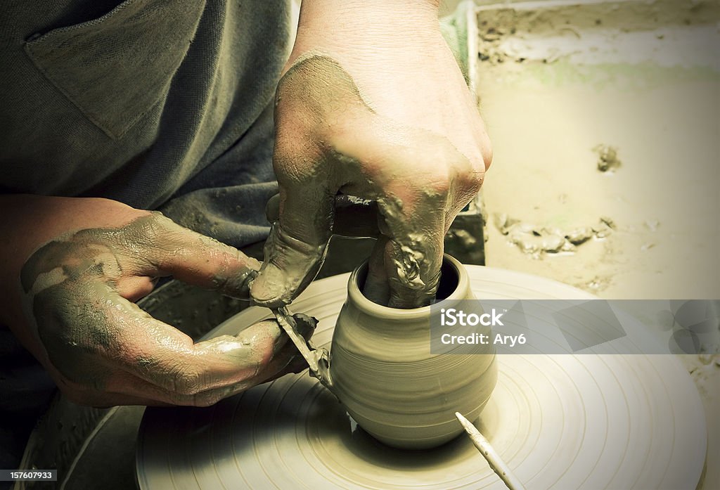 Artesão ceramist no trabalho de Vietri Sul Mare (Itália - Foto de stock de A caminho royalty-free