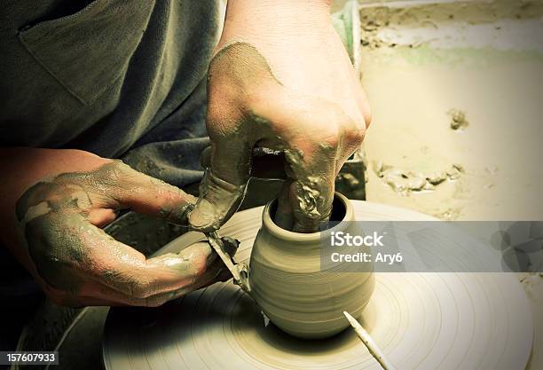 Foto de Artesão Ceramist No Trabalho De Vietri Sul Mare Itália e mais fotos de stock de A caminho