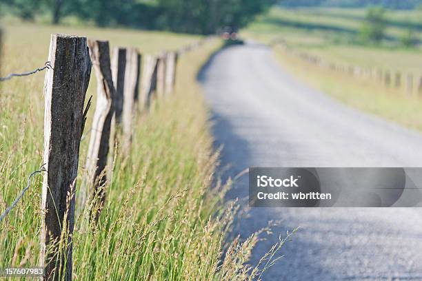 Straßen Und Zaun Stellen In Den Smoky Mountains Stockfoto und mehr Bilder von Fokus auf den Vordergrund - Fokus auf den Vordergrund, Ländliche Straße, Appalachen-Region