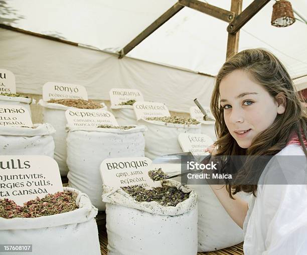 Dziewczyna Kupując Naturalnych Ziół - zdjęcia stockowe i więcej obrazów Targ rolny - Targ rolny, Zioło, Ziołolecznictwo