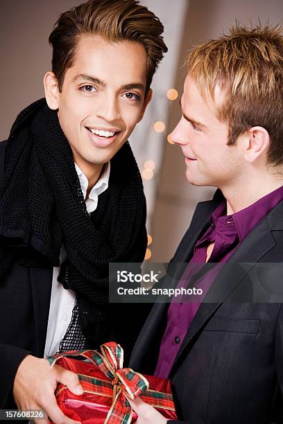 Gay Paar Mit Geschenkprivate Veranstaltungen Stockfoto und mehr Bilder von Geschenk - Geschenk, Nur Männer, 20-24 Jahre