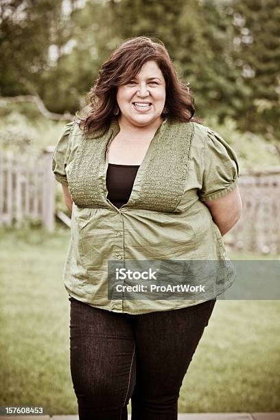 Donna Felice Sorridente - Fotografie stock e altre immagini di Sovrappeso - Sovrappeso, Donne, Solo una donna