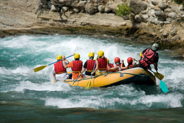 white water rafting auf - white water rafting outdoor pursuit rafting rapid stock-fotos und bilder