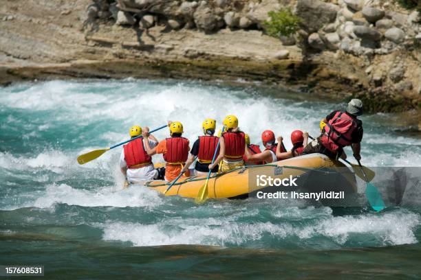 Rafting Em Águas Bravas - Fotografias de stock e mais imagens de Rafting em Rápidos - Rafting em Rápidos, Jangada no Rio, Trabalho de Equipa