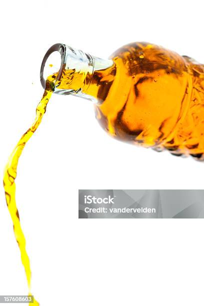 Eingießen Der Amber Liquid Stockfoto und mehr Bilder von Eingießen - Eingießen, Whisky, Alkoholisches Getränk