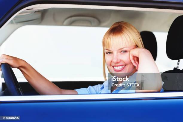 Foto de Mulher Bonita Olhando No Lo De Assento De Motorista e mais fotos de stock de Assento de Motorista