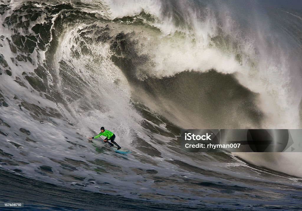 Surfer sur une vague - Photo de Vague libre de droits