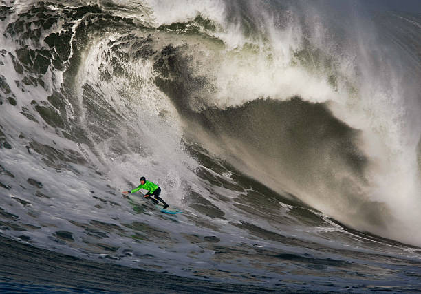 surfe uma grande onda - surfing sport extreme sports success - fotografias e filmes do acervo