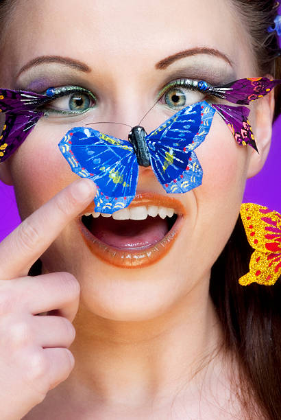 concetto-miss la primavera con farfalla su un naso - butterfly women humor fun foto e immagini stock