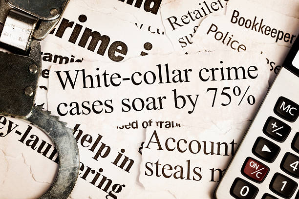 kajdanki i kalkulator na nagłówki o przestępczość białych kołnierzyków - burglary newspaper newspaper headline crime zdjęcia i obrazy z banku zdjęć