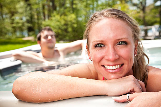 linda mulher com parceiro jakuzi ao ar livre com - couple hot tub spa treatment health spa - fotografias e filmes do acervo