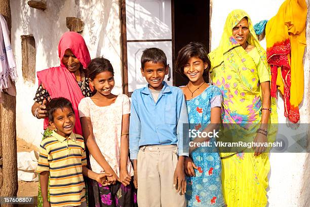 번자체 시골길 인도어 가족 타운명을 Of 가가와 가린 얼굴에 대한 스톡 사진 및 기타 이미지 - 가린 얼굴, 가족, 12-13세