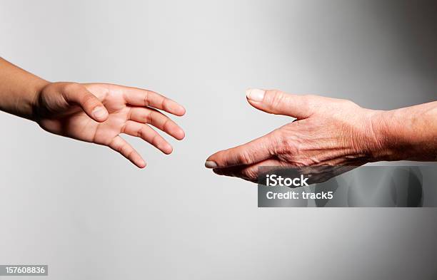 Mãos Diferença De Gerações - Fotografias de stock e mais imagens de Alcançar - Alcançar, Grupo multiétnico, 14-15 Anos