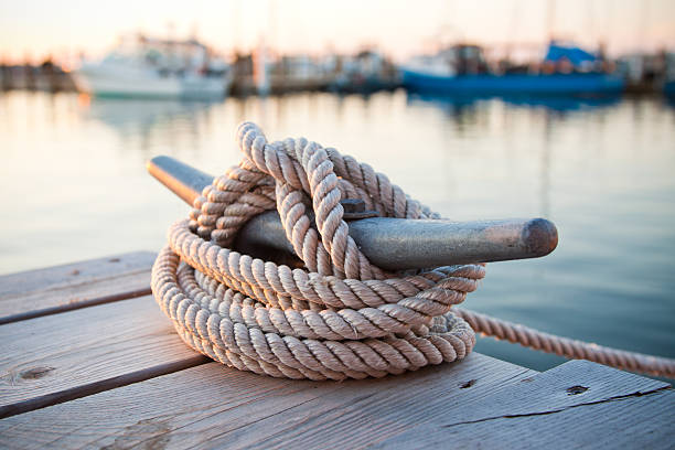 dock di tacchetti con barche a marina - leelanau county foto e immagini stock