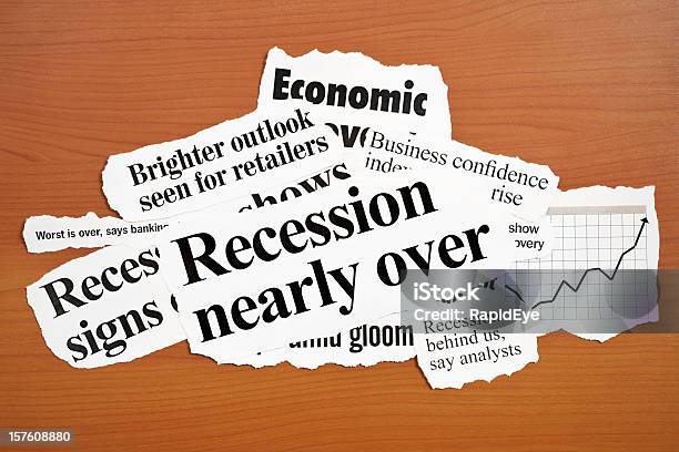 ヘッドラインズカナダ経済回復の木製のデスク - 新聞の切り抜きのストックフォトや画像を多数ご用意 - 新聞の切り抜き, ビジネス, ファイナンス