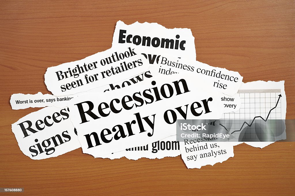 Заголовки Представляем экономического восстановления на деревянном столе - Стоковые фото �Газетная вырезка роялти-фри