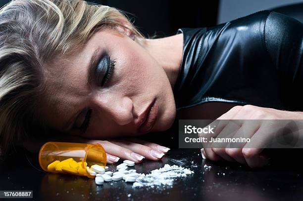 Prescrição De Fármacos Viciado - Fotografias de stock e mais imagens de Mulheres - Mulheres, Só Uma Mulher, Traficante de Drogas