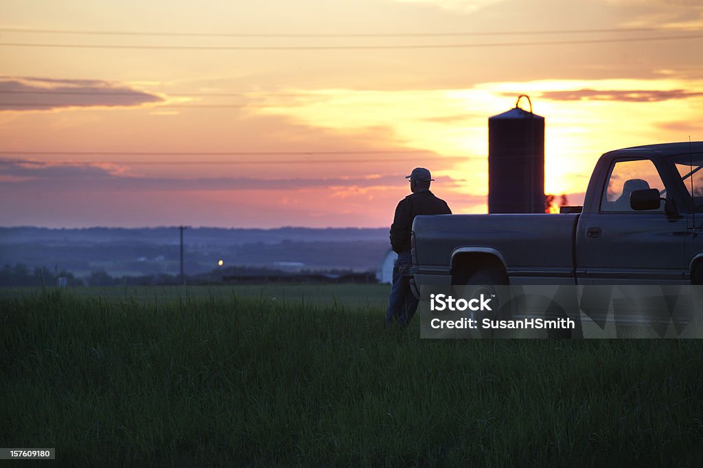 夕暮れの農家 - 軽トラックのロイヤリティフリーストックフォト