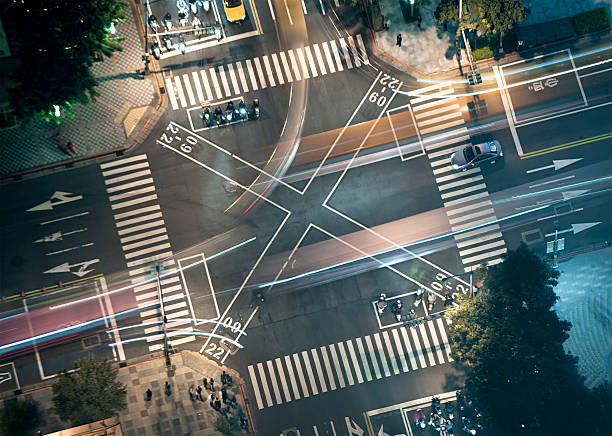 ocupado la intersección en la noche desde arriba - asphalt high angle view street traffic fotografías e imágenes de stock