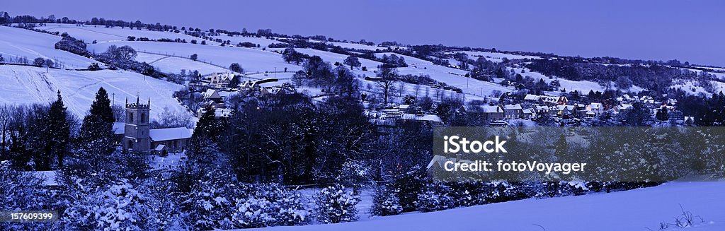 Encantador pueblo de invierno cubierto de nieve iglesia cabañas paisaje Cotswolds, Reino Unido - Foto de stock de Cotswolds libre de derechos