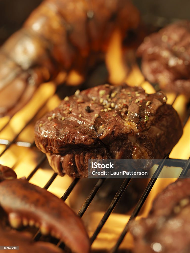 Bistecca di manzo e aragosta su un barbecue all'aperto - Foto stock royalty-free di Alimentazione sana