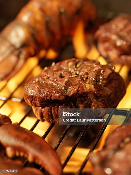 Bistecca Di Manzo E Aragosta Su Un Barbecue Allaperto - Fotografie stock e altre immagini di Alimentazione sana