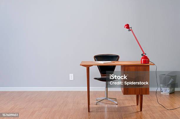 Stilvolle Home Office Stockfoto und mehr Bilder von Schreibtisch - Schreibtisch, Mid-Century-Stil, Büro