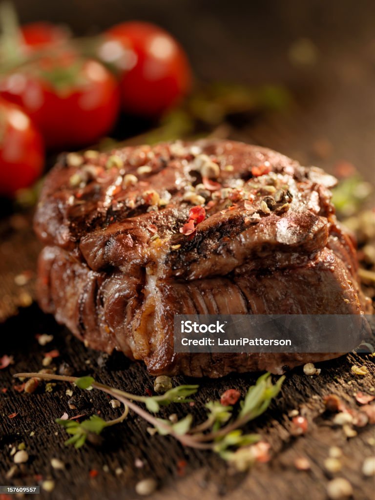 Filet de boeuf juteuse avec des herbes fraîches - Photo de Filet de boeuf - Bifteck libre de droits