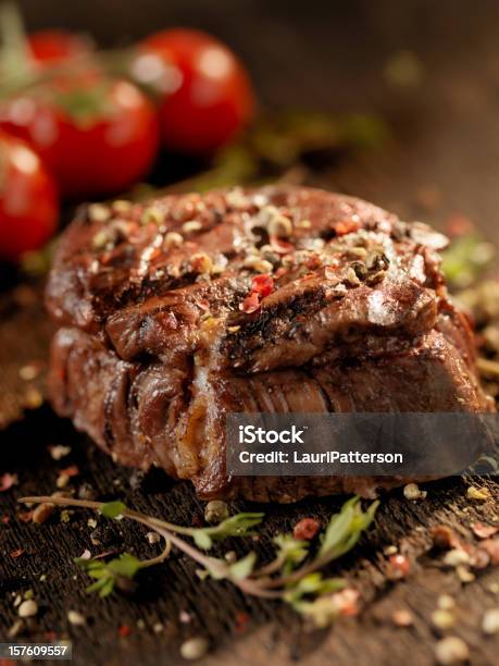 Photo libre de droit de Filet De Boeuf Juteuse Avec Des Herbes Fraîches banque d'images et plus d'images libres de droit de Filet de boeuf - Bifteck - Filet de boeuf - Bifteck, Aliment, Aliment préparé en filet