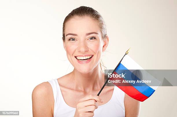 Sonriente Joven Mujer Con Bandera Rusa Foto de stock y más banco de imágenes de Bandera rusa - Bandera rusa, Agarrar, Bandera