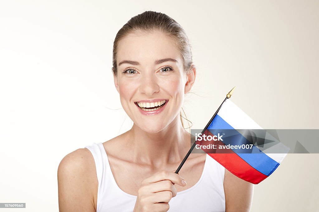 Улыбается молодая женщина с Русский флаг - Стоковые фото Русский флаг роялти-фри