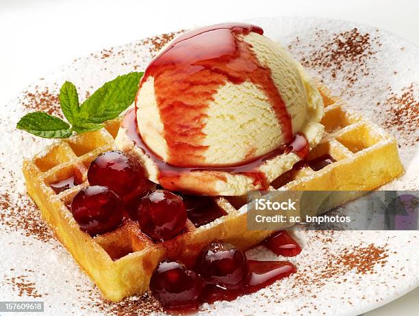 Foto de Sorvete De Waffle e mais fotos de stock de Calda de Fruta - Calda de Fruta, Cobertura para sobremesa, Comida Doce