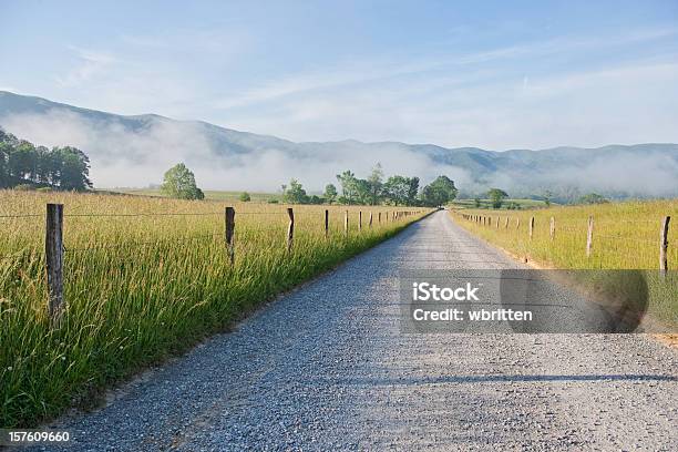 Foto de Cades Cove Manhã Nas Smoky Mountains e mais fotos de stock de Tennessee - Tennessee, Estrada rural, Cena Rural