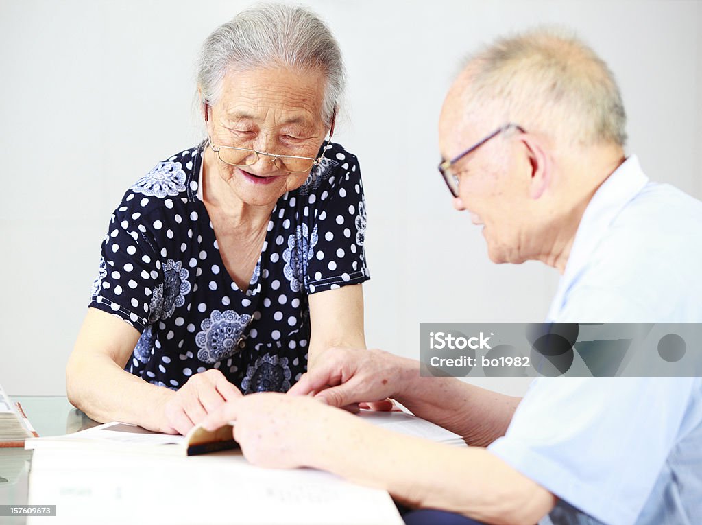 Großeltern lesen Buch zusammen - Lizenzfrei Großeltern Stock-Foto