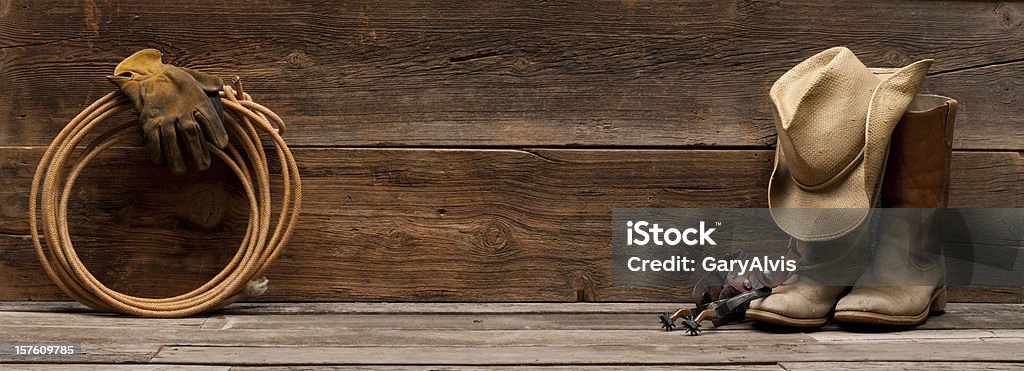 Wild West Barnwood fundo com botas, chapéu, esporas, corda - Foto de stock de Faroeste royalty-free