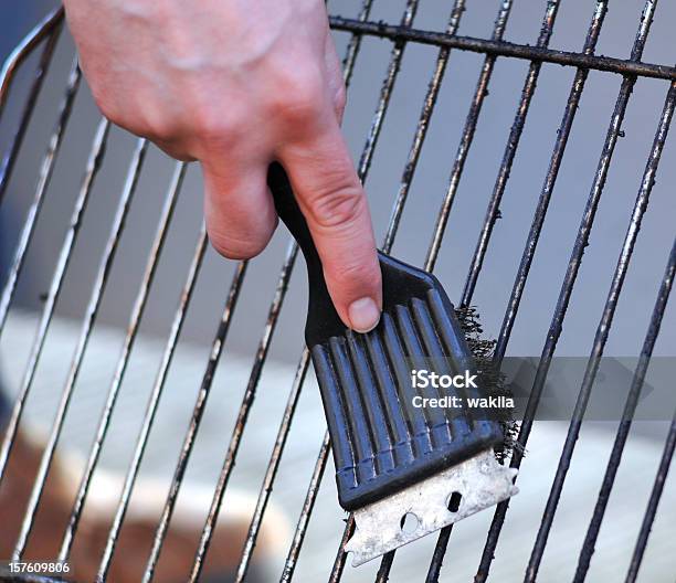 Kantine nå ris Cleaning The Grill With Scrubber Stock Photo - Download Image Now - Barbecue  Grill, Cleaning, Barbecue - Meal - iStock