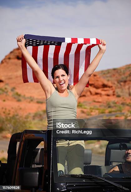 Junge Frau Mit Usflagge Stockfoto und mehr Bilder von 4. Juli - 4. Juli, Amerikanische Flagge, Arches-Nationalpark