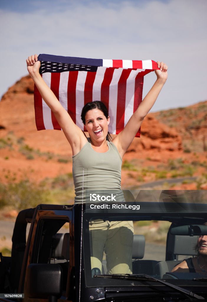 Молодая женщина холдинг Американский флаг - Стоковые фото 4х4 роялти-фри