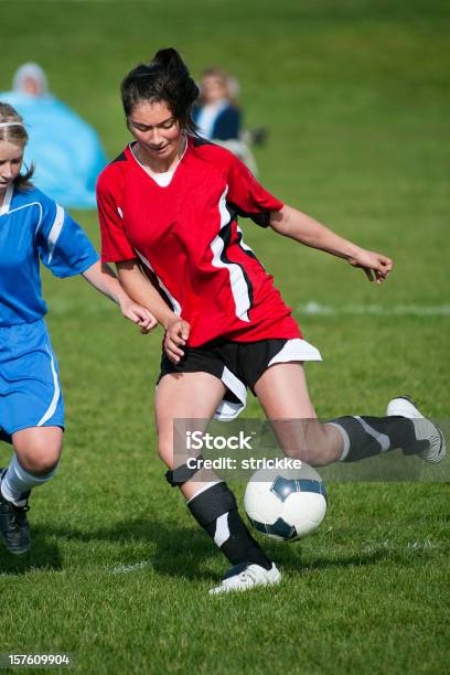 Jugador De Fútbol Femenino Controles Saltando De Bola Foto de stock y más banco de imágenes de Empujar